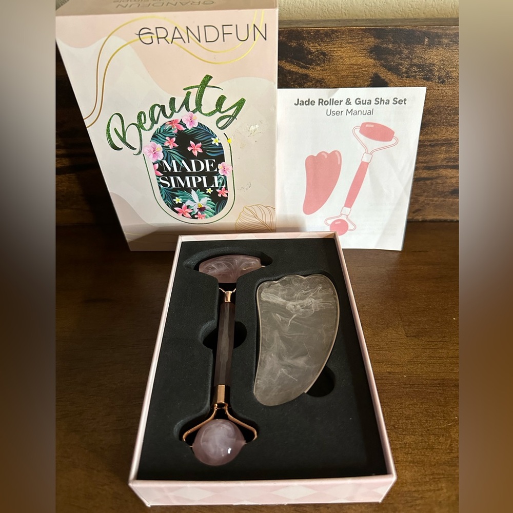 Jade Beauty Roller & Gua Sha Set NIB - Picture 1 of 3